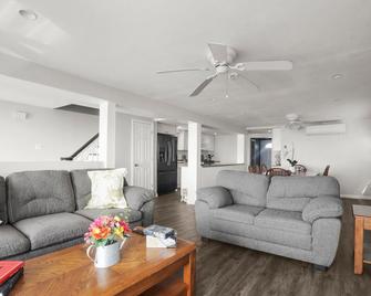 Pet Friendly Milford Beachfront Home - Milford - Living room