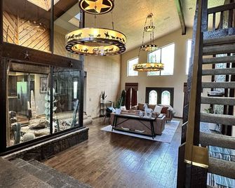 1980s Rustic Ranch house is the Perfect Place for events at the Lazy E. - Guthrie - Lobby