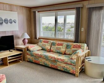 Ocean Front Duplex Sleeps 8 - Beach Haven - Вітальня