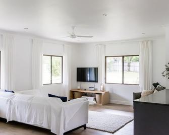 The Lake House - Escape the hustle and bustle and relax around the pool. - Ringtail Creek - Sala de estar