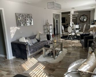 Heated Pool~the White House Grand Atlanta - Entire Home - Riverdale - Living room