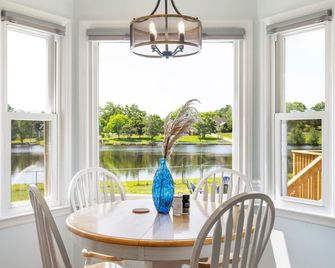 Waterfront Wonder: Lake Views, Quiet, Central, Pets, Yard, Fireplace - Holly Springs - Comedor