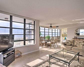 Beachfront Marco Island Resort Condo with Pool! - Marco Island - Living room