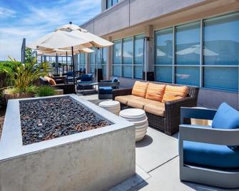 Shopping and Dining in Downtown Oakland! 2 Comfortable Units, Onsite Parking - Emeryville - Terasa
