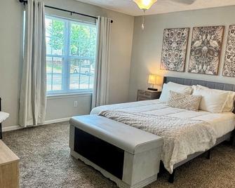 Chic 2-bedroom apartment with fitness room and Pool in welcoming Greenville - Greenville - Bedroom