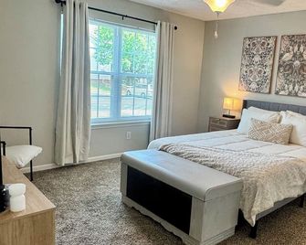 Chic 2-bedroom apartment with fitness room and Pool in welcoming Greenville - Ґрінвілл - Спальня