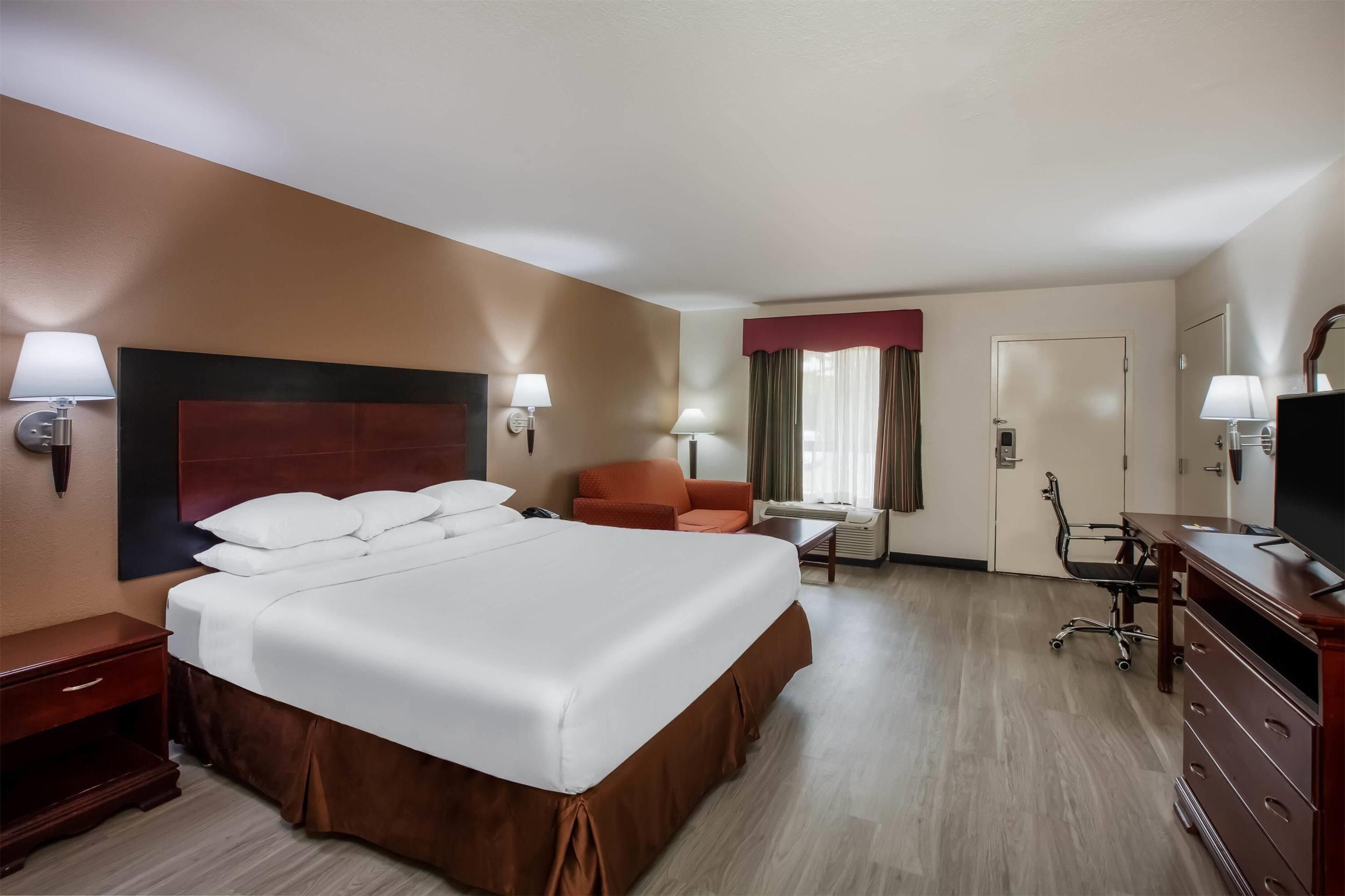 Days Inn & Suites by Wyndham Tyler - Tyler - Bedroom