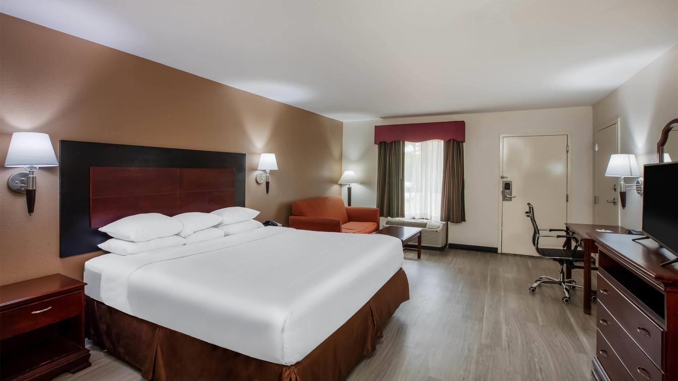 Days Inn & Suites by Wyndham Tyler