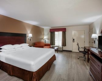 Days Inn & Suites by Wyndham Tyler - Tyler - Bedroom