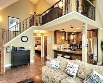 La Casa Cottage 500-Grand Beach View 2 bedroom + Loft-Large Deck! - Kelowna - Kitchen