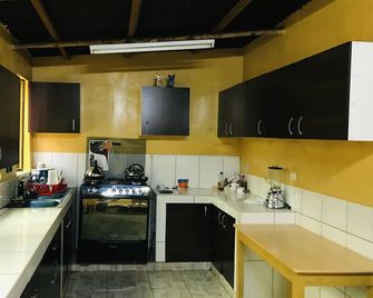Hospedaje Roly - Yanque - Kitchen
