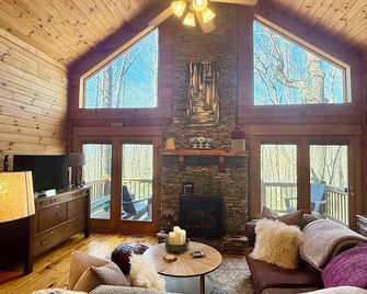 2br/2ba Cabin Near Downtown West Jefferson Fireplace + Workspace - West Jefferson - Living room