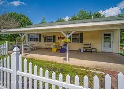 Cottage located in the Heart of the Ozark Mountains close to floating and hiking - Harrison - Patio