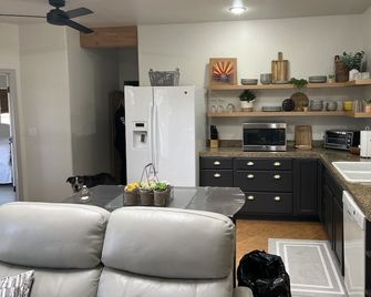 Casita Tranquilla: a desert hideaway in beautiful Cave Creek - Cave Creek - Cocina