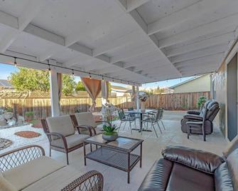 Spacious 4-bedroom house in enchanting San Jose with AC, WiFi, washer and dryers - San Jose
