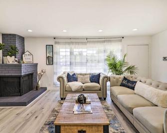E Palo Alto Home 3 Mi to Stanford University! - East Palo Alto - Living room