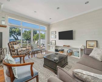 The County Lakehouse - Waterfront w Hot Tub - Milford - Living room