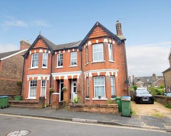 Guest Homes - Wellington Apartment - Horsham - Building