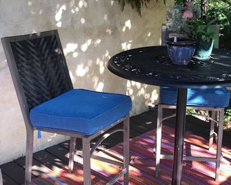 Historic Log Guest House Okc/Edmond Border- Easy Access 235, Turnpike & I35 - Edmond - Patio