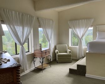 Old Alcohol Plant - Port Hadlock - Huiskamer