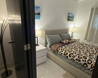 Your own room Inside a home - Fort Lauderdale - Bedroom