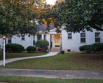 Twin Magnolias - Fully Remodeled early 20th Century home in downtown Sylacauga! - Sylacauga - Building