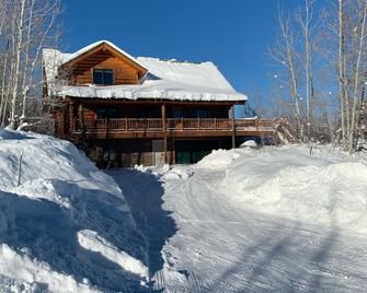 Welcome to the Mountains! Cozy Up in Our Cabin Retreat - Mesa - Edificio