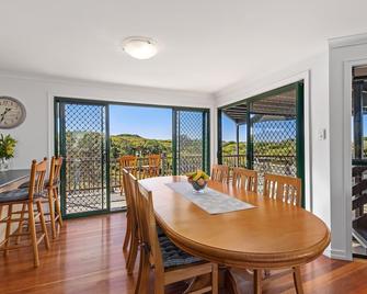Ideal Beach Family Getaway with Ocean Views - Noosa North Shore - Dining room