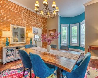 Walk to Dtwn: Colorful Cañon City Home w/ Grill! - Cañon City - Comedor