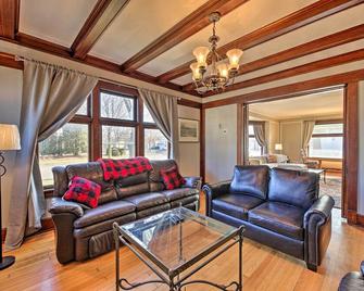 Pet-Friendly Sheboygan Home, 1 Mi to Lake Michigan - Sheboygan - Living room