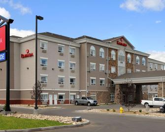 Ramada by Wyndham Wainwright - Wainwright - Gebäude