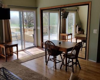 Large Brighton Area Studio - Brighton - Dining room