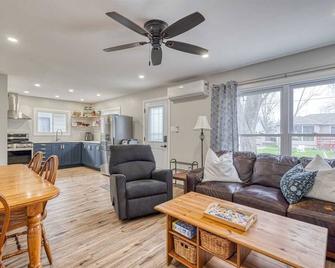 Home away from home by the lake - Cozy Cottage available for a small family. - Port Colborne - Wohnzimmer