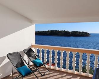 Apartments Villa Senija - Three Bedroom Apartment with Terrace and Sea View Rosemary - Blato - Balcón