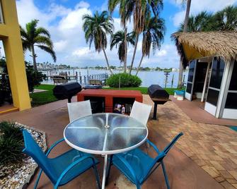 Searenity, Waterside studio in the heart of Treasure Island, walk to beach - Saint Pete Beach - Patio