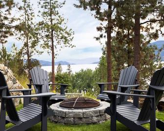 Executive, private, lake-view home that is 1 hour to Silver Star and Big White - Lake Country - Патіо
