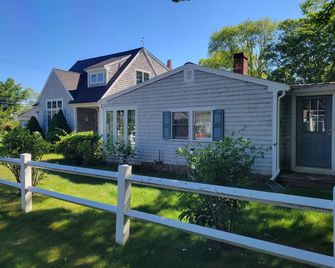 Walk to 3 beaches, downtown docks/waterfront. Dog friendly. Includes Beach Pass - Hyannis - Building