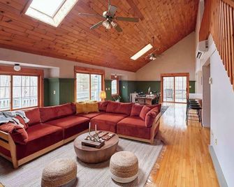 Designer Chalet with Hot Tub and Fire Pit - Margaretville - Living room
