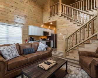 Riverfront Cottage/Hot Tub/In Dwtn Pigeon Forge - Pigeon Forge - Living room
