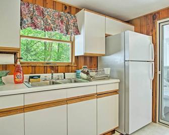 Lake Stinson Cottage with Sunroom and Shared Dock! - Rumney - Kitchen