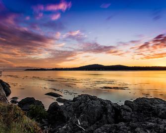 Classic farmhouse with front porch & amazing sunset views - walk to town - Lopez Island - Beach