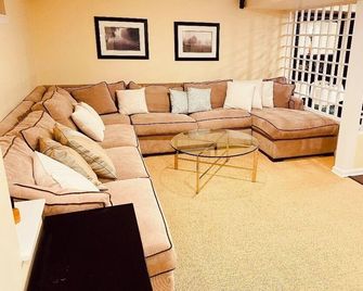 Cozy Oasis with Pool & Fireplace - West Hempstead - Sala de estar