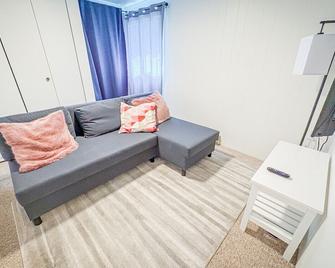 Naramata Red Cottage - Naramata - Living room