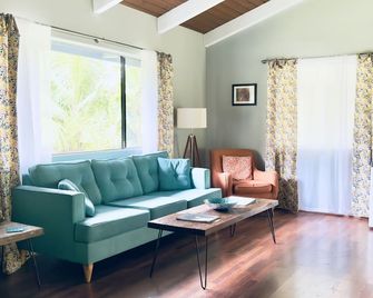 Hale Ola Aina home - Keaau - Living room