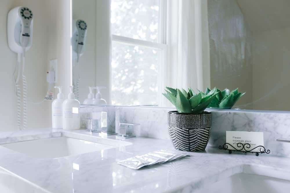 Room amenity view of NEW Luxury Modern Farmhouse in the Vineyards ✤ 3 Bedroom - Niagara-on-the-Lake