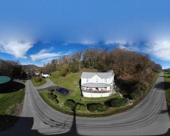 The Dragon's Den 5 bedroom house 1 mile to Main St - Tazewell - Vista del exterior