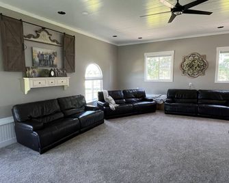 Heise Hot Springs Gathering Place sleeps 30+ w/Hot tub - Rigby - Lounge