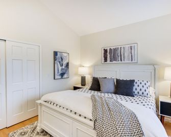 Airy Coastal Escape with Deck - Steps to Beach! - Pacific Beach