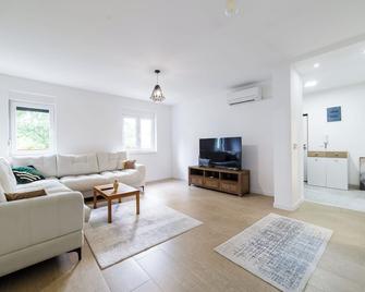 Casper B&B luxury apartments - Sarajevo - Living room