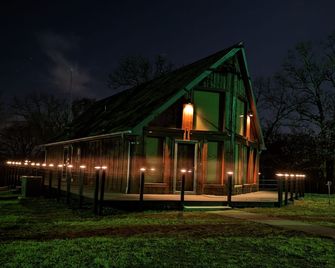 A Frame Cottage on 3 Acres at Beautiful Lake Texoma - Kingston - Building